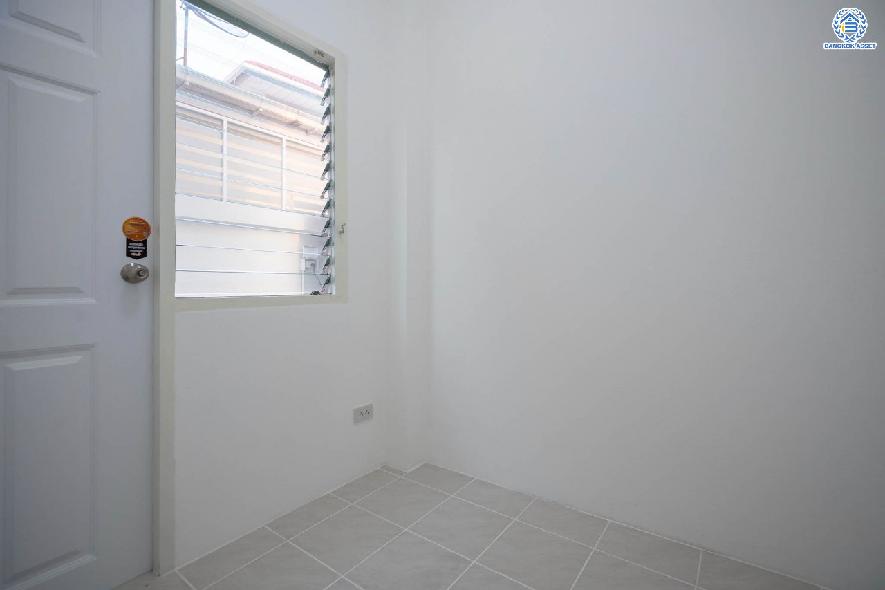 บ้านมือสองตกแต่งใหม่ โครงการ เพอร์เฟคมาสเตอร์พีซ รัตนาธิเบศร์ หลังใหญ่กว่า 91.4 ตร.ว. ฟังก์ชัน 3 ห้องนอน 5 ห้องน้ำ 1 ห้องแม่บ้าน จอดรถได้ 2 คัน พร้อมบรรยากาศโครงการสุด Luxury บนทำเลเชื่อมต่อทุกการเดินทาง ใกล้รถไฟฟ้าสายสีม่วง "สถานีไทรม้า" และจุดขึ้นทางด่วน "งามวงศ์วาน"